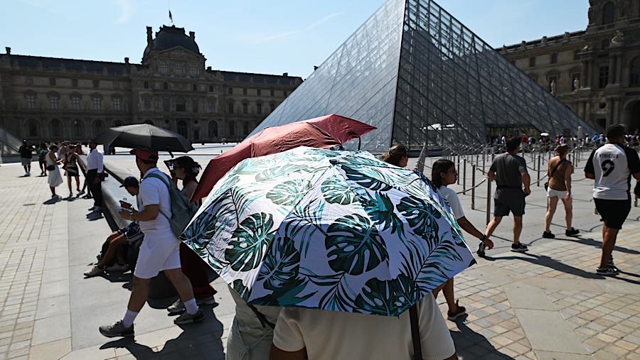 Gelombang panas juga memaksa sejumlah objek wisata utama seperti Menara Eiffel dan Museum Louvre untuk tutup lebih awal.  (Benjamin Girette/Bloomberg)