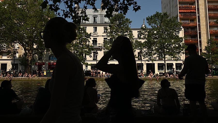 Warga memadati tepi Kanal Saint-Martin saat suhu tinggi di Paris, Prancis, Jumat (26/6/2026). (Benjamin Girette/Bloomberg)