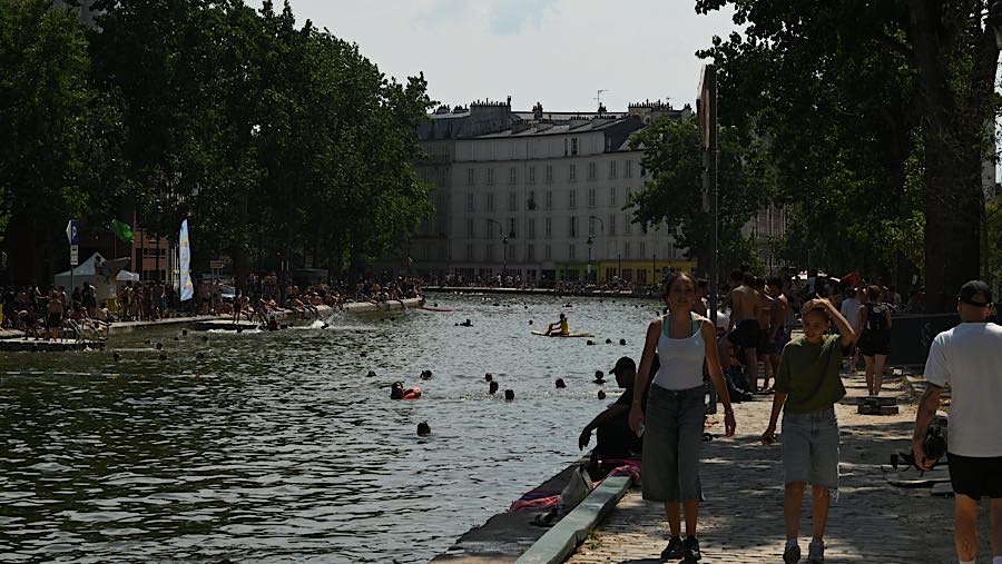 Warga memadati tepi Kanal Saint-Martin saat suhu tinggi di Paris, Prancis, Jumat (26/6/2026). (Benjamin Girette/Bloomberg)
