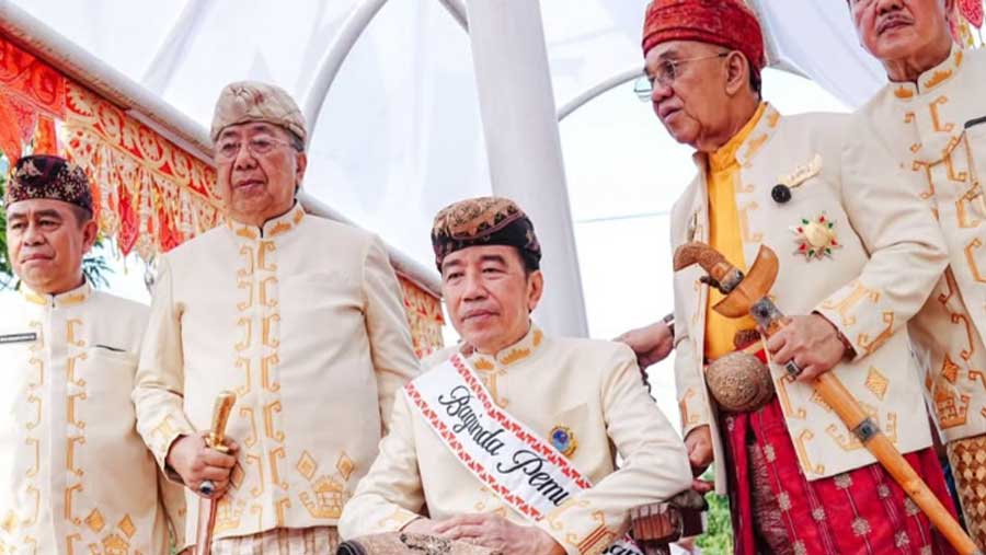Jokowi dianugerahi gelar adat Baginda Pemuka Bangsa oleh masyarakat adat Lampung Pepadun. (Dok. Instagram @sigitwid)