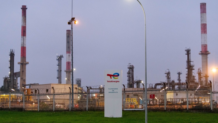 Sebuah papan nama di Kilang TotalEnergies SE Grandpuits di Grandpuits-Bailly-Carrois, Prancis./Bloomberg-Benjamin Girette
