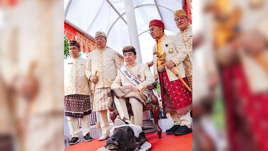 Jokowi dianugerahi gelar adat Baginda Pemuka Bangsa oleh masyarakat adat Lampung Pepadun. (Dok. Instagram @sigitwid)