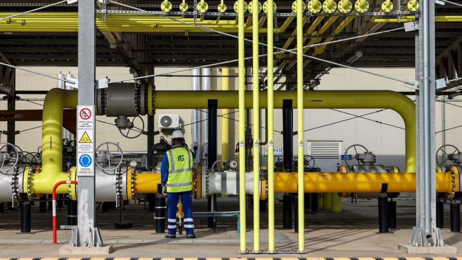 Seorang pekerja memeriksa meteran gas selama perawatan rutin di stasiun reduksi Pantano, yang dioperasikan oleh Italgas SpA./Bloomberg-Alessia P.