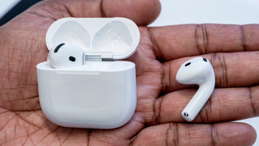 AirPods dari Apple hasil produksi Luxshare, perusahaan yang segera IPO di Hong Kong. dok: Bloomberg