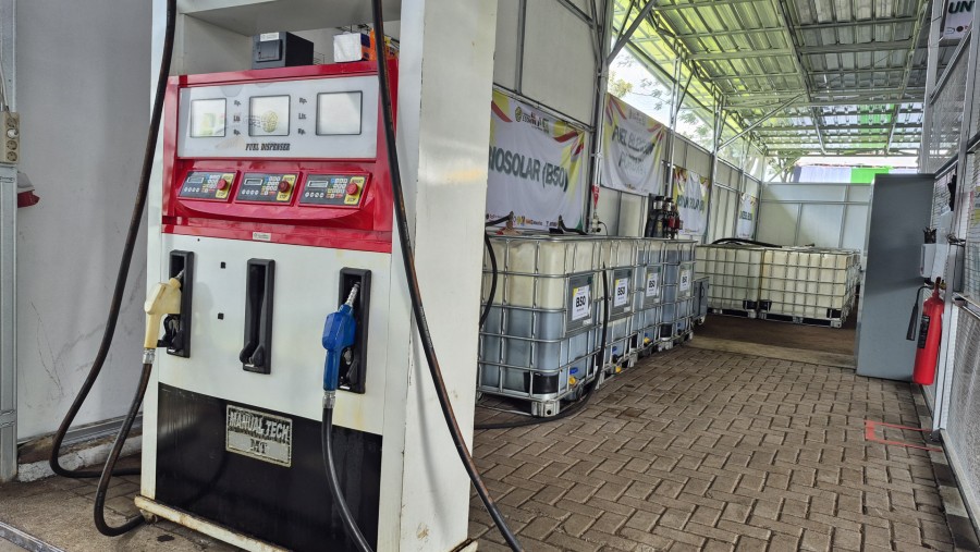 Pompa untuk kendaraan yang menguji biofuel B50 di Lembang, Bandung./dok. Bloomberg