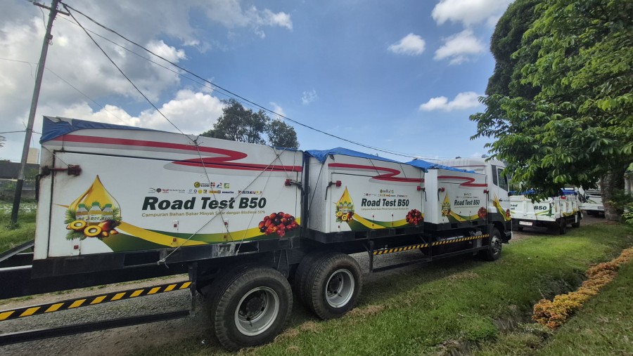 Truk dan bus berbaris di stasiun pengisian bahan bakar dan pencampuran B50 setelah menyelesaikan uji jalan sejauh 40.000 km di Lembang./Bloomberg