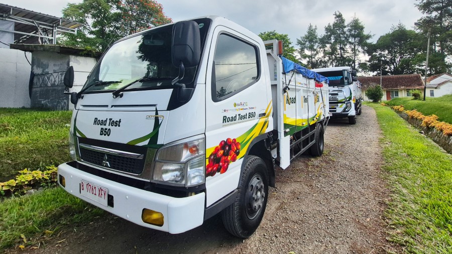 Truk dan bus berbaris di stasiun pengisian bahan bakar dan pencampuran B50 setelah menyelesaikan uji jalan sejauh 40.000 km di Lembang./Bloomberg