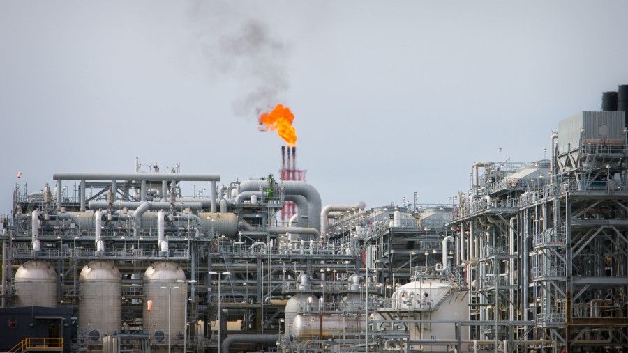Api berkobar di atas cerobong asap di sebuah kilang LNG../Bloomberg-Patrick Hamilton