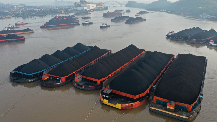 Tongkang pengangkut batu bara ditambatkan di penginapan Sungai Mahakam Samarinda, Kalimantan Timur, Indonesia./Bloomberg-Dimas Ardian
