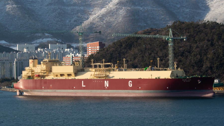 Sebuah kapal tanker gas alam cair atau LNG./Bloomberg-SeongJoon Cho