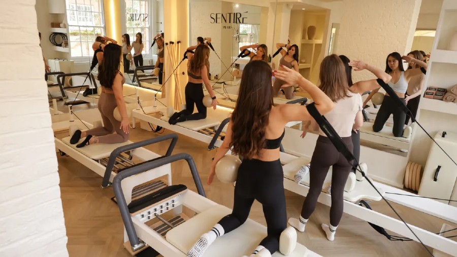 Sesi kebugaran kelompok semakin menjadi tempat untuk menjalin pertemanan.Sumber: Sentire Pilates/Bloomberg Businessweek