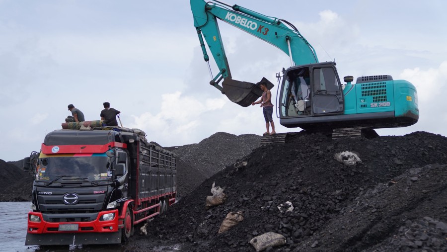 Batubara diturunkan dari truk di Pelabuhan Karya Citra Nusantara (KCN) Marunda di Jakarta, Indonesia./Bloomberg-Dimas Ardian