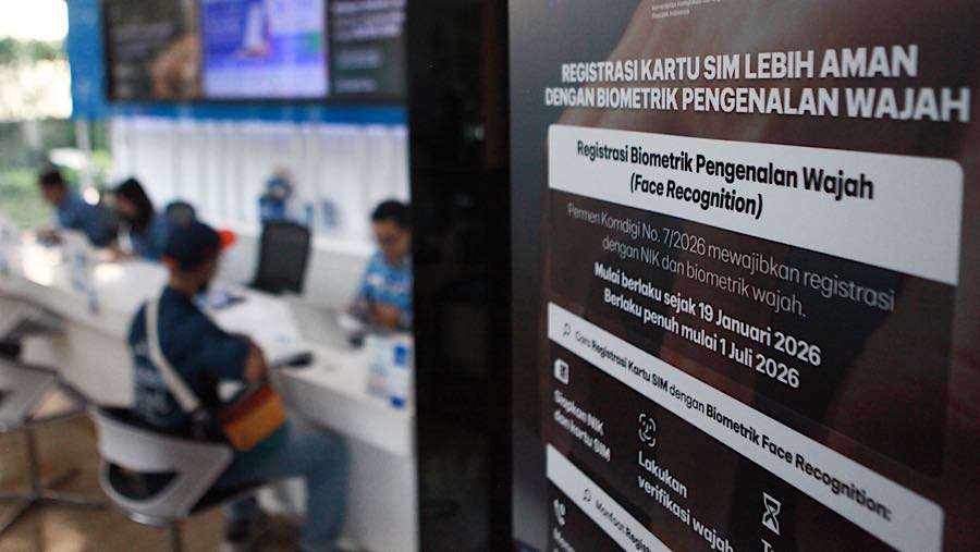 Petugas membantu pelanggan saat registrasi nomor kartu sim seluler di Jakarta, Rabu (1/6/2026). (Bloomberg Technoz/Andrean Kristianto)