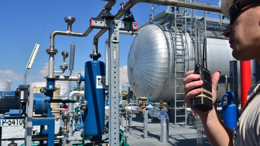 Seorang pekerja menggunakan walkie-talkie di pabrik pengolahan biodiesel Cargill Inc. di Rosario, Argentina./Bloomberg-Diego Giudice