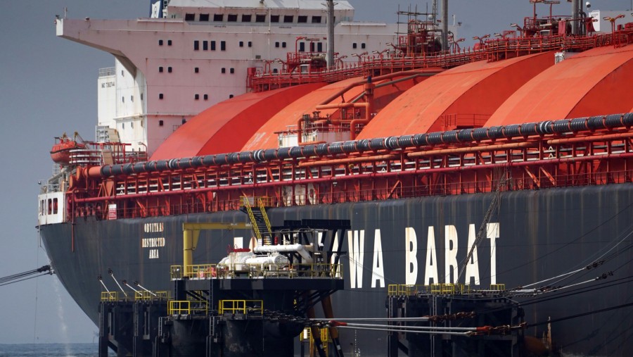Unit penyimpanan dan regasifikasi gas alam cair (LNG) terapung Wartsila Oyj Nusantara Regas Satu di lepas pantai Laut Jawa./Bloomberg-Dimas Ardian