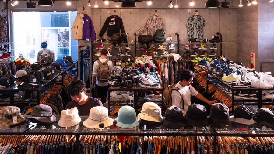 Situasi di toko preloved pakaian dan aksesoris bekas di Tokyo. Fotografer: Andrew Faulk untuk Bloomberg Businessweek
