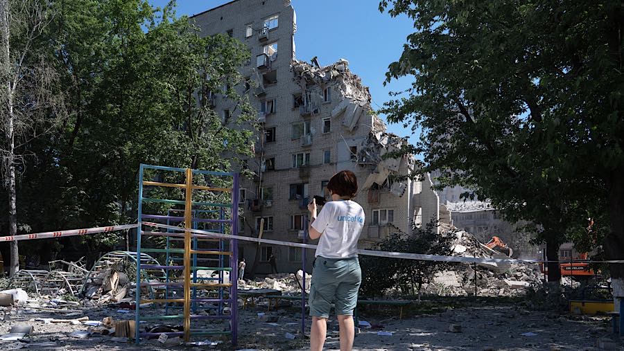 Warga memotret taman bermain yang rusak akibat serangan Rusia di Kyiv, Ukraina, Kamis (2/7/2026). (Andrew Kravchenko/Bloomberg)