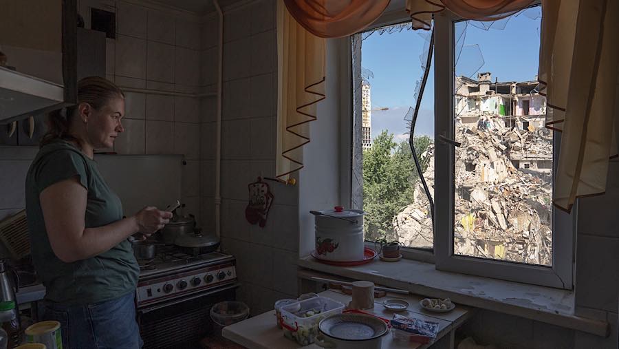 Warga melihat bangunan tempat tinggal yang runtuh setelah serangan Rusia di Kyiv, Ukraina, Kamis (2/7/2026). (Andrew Kravchenko/Bloomberg)