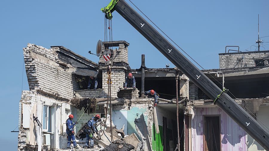 Petugas penyelamat di gedung apartemen yang runtuh setelah serangan Rusia di Kyiv, Ukraina, Kamis (2/7/2026). (Andrew Kravchenko/Bloomberg)