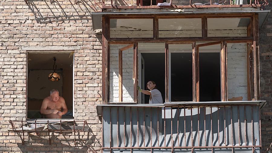 Warga berada di dalam apartemen yang rusak setelah serangan rudal Rusia di Kyiv, Ukraina, Kamis (2/7/2026). (Andrew Kravchenko/Bloomberg)