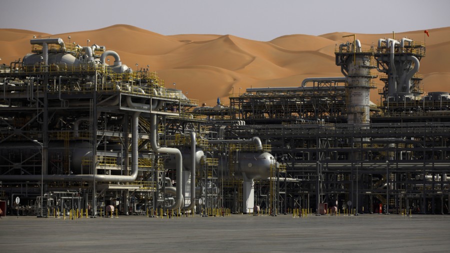 Peralatan pengolahan beroperasi di fasilitas Natural Gas Liquids (NGL) di ladang minyak Shaybah milik Saudi Aramco di gurun Rub' Al-Khali./Bloomberg