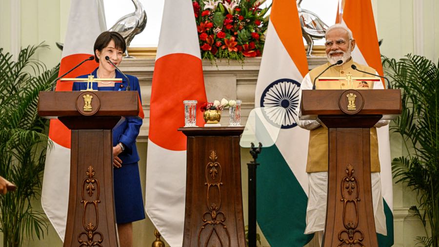 Sanae Takaichi dan Narendra Modi saat konferensi pers bersama di New Delhi pada 2 Juli. (Fotografer: Prakash Singh/Bloomberg)