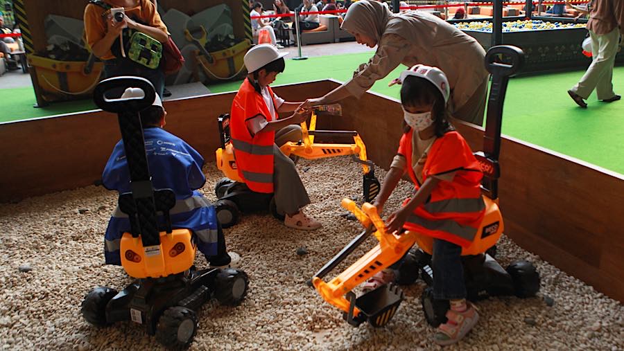 Sejumlah anak bermain wahana alat pertambangan di Lippo Mall Kemang, Jakarta, Jumat (3/7/2026). (Bloomberg Technoz/Andrean Kristianto)