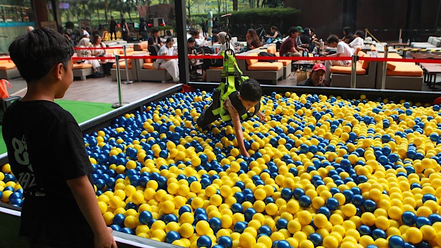 Sejumlah anak bermain wahana permainan di Lippo Mall Kemang, Jakarta, Jumat (3/7/2026). (Bloomberg Technoz/Andrean Kristianto)