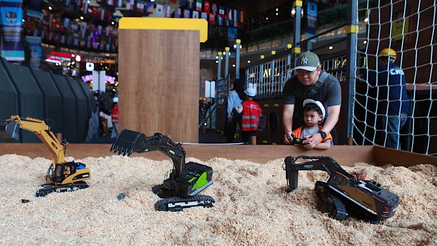 Seorang anak didampingi orang tua bermain wahana alat pertambangan di Lippo Mall Kemang, Jakarta, Jumat (3/7/2026). (Bloomberg Technoz/Andrean K)