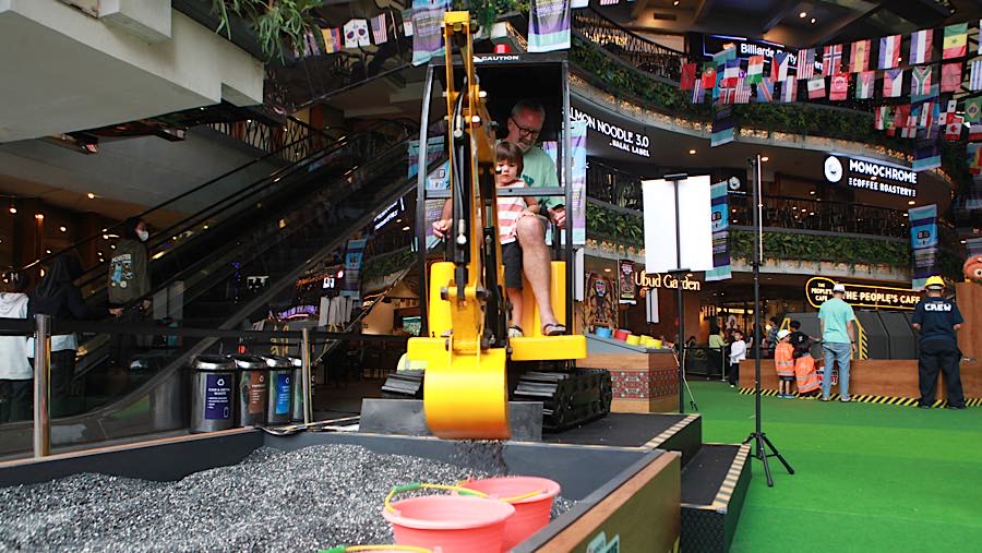 Seorang anak didampingi orang tua bermain wahana alat pertambangan di Lippo Mall Kemang, Jakarta, Jumat (3/7/2026). (Bloomberg Technoz/Andrean K)