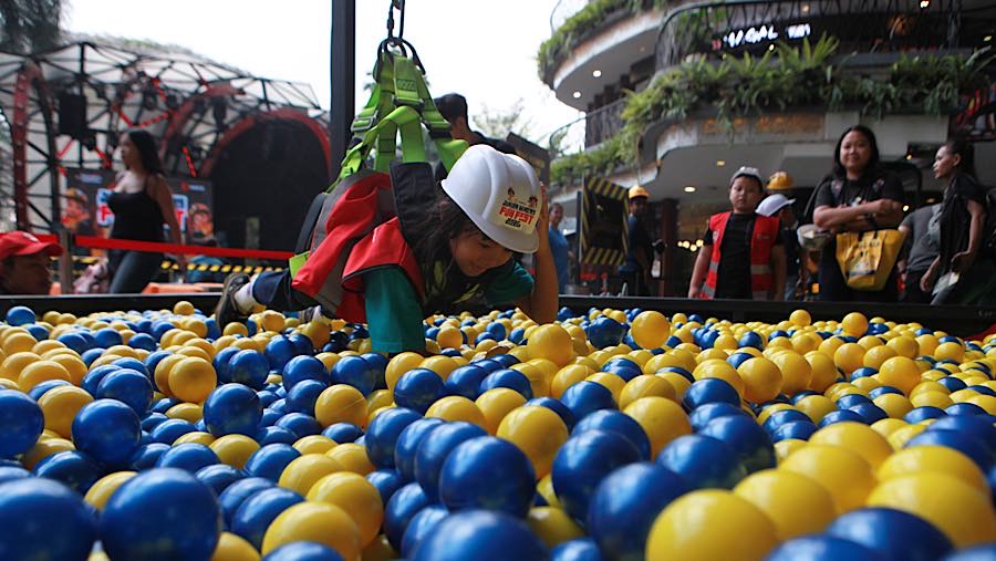 Seorang anak bermain wahana permainan di Lippo Mall Kemang, Jakarta, Jumat (3/7/2026). (Bloomberg Technoz/Andrean Kristianto)