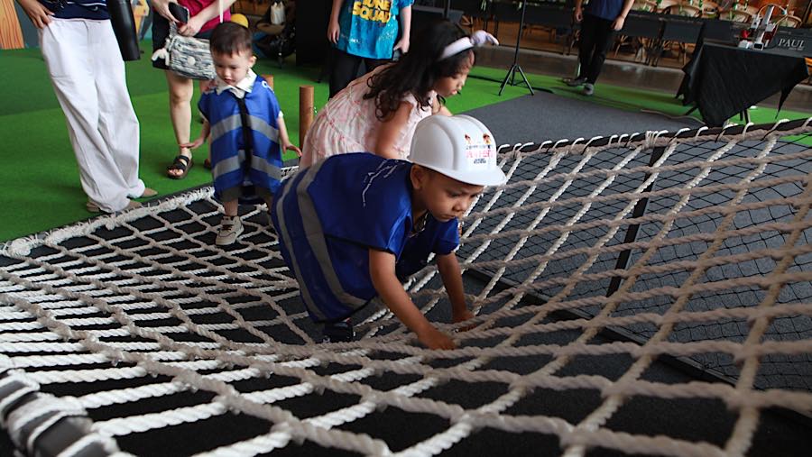 Sejumlah anak bermain wahana permainan di Lippo Mall Kemang, Jakarta, Jumat (3/7/2026). (Bloomberg Technoz/Andrean Kristianto)