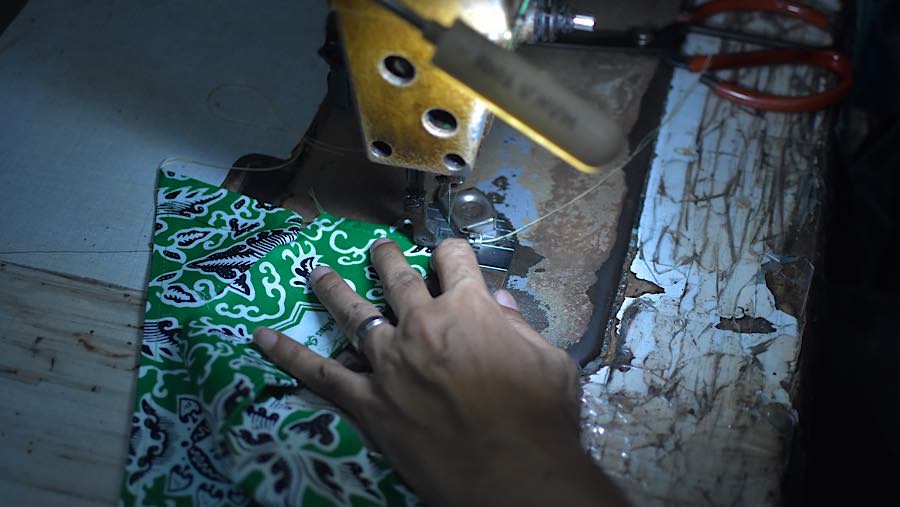 Pekerja menyelesaikan pesanan seragam sekolah di kawasan Pusat Industri Kecil, Cakung, Jakarta, Jumat (3/7/2026). (Bloomberg Technoz/Andrean Kristiant