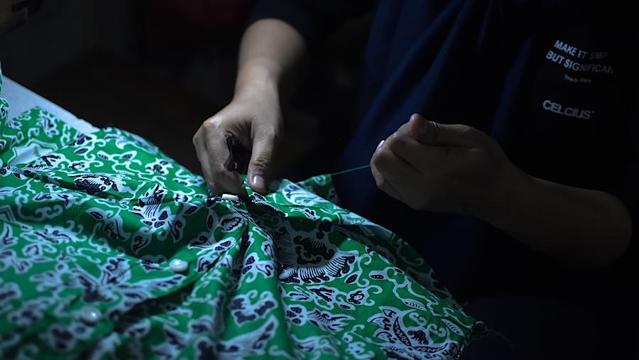 Pekerja menyelesaikan pesanan seragam sekolah di kawasan Pusat Industri Kecil, Cakung, Jakarta, Jumat (3/7/2026). (Bloomberg Technoz/Andrean Kristiant