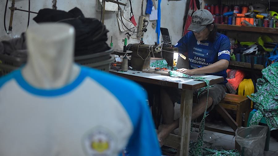 Pekerja menyelesaikan pesanan seragam sekolah di kawasan Pusat Industri Kecil, Cakung, Jakarta, Jumat (3/7/2026). (Bloomberg Technoz/Andrean Kristiant