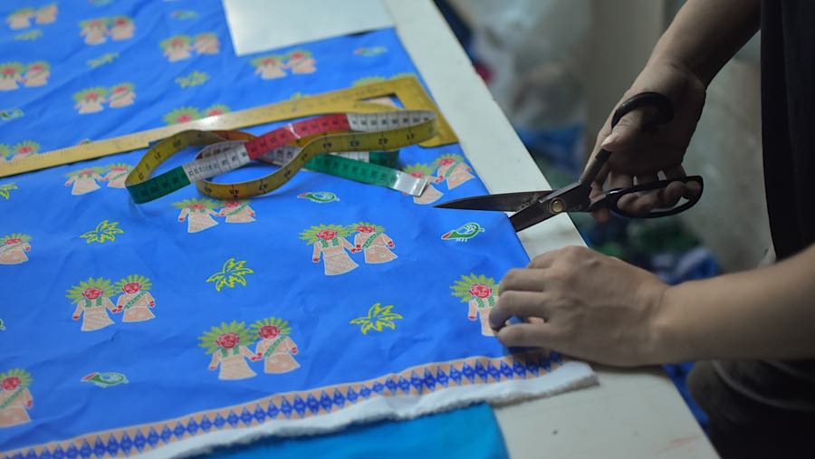 Pekerja menyelesaikan pesanan seragam sekolah di kawasan Pusat Industri Kecil, Cakung, Jakarta, Jumat (3/7/2026). (Bloomberg Technoz/Andrean Kristiant