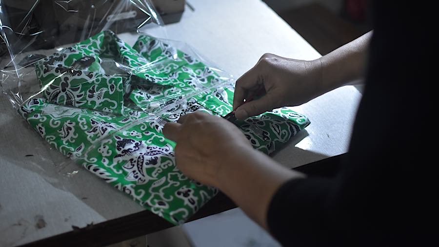 Pekerja menyelesaikan pesanan seragam sekolah di kawasan Pusat Industri Kecil, Cakung, Jakarta, Jumat (3/7/2026). (Bloomberg Technoz/Andrean Kristiant