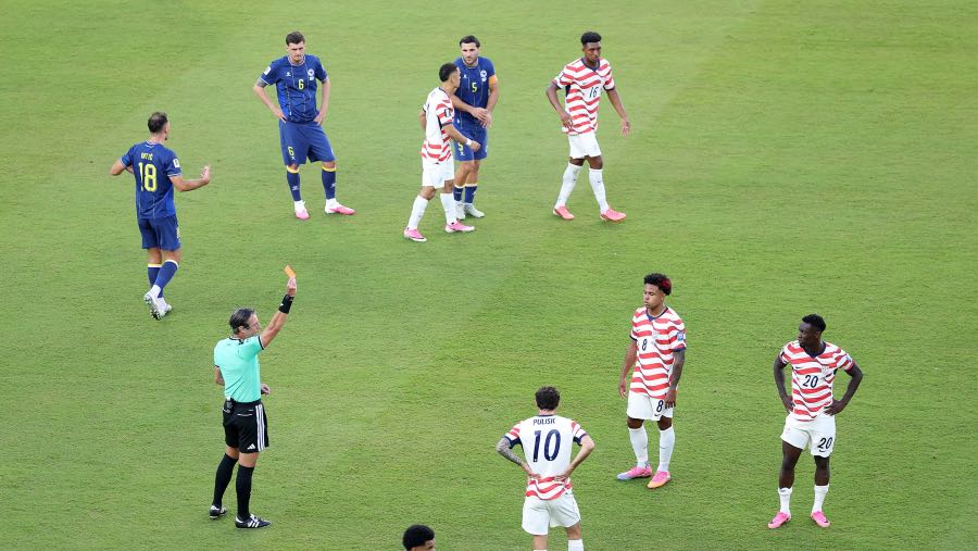 Wasit menunjukkan kartu merah kepada Folarin Balogun. (Fotografer: Michael Steele/Getty Images via Bloomberg)