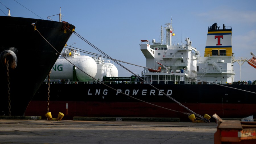 Sebuah kapal bertenaga LNG di Terminal Kontainer Bayport di pelabuhan Houston di Seabrook, Texas, AS./Bloomberg-Callaghan O'Hare