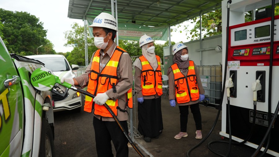 Seorang pekerja mengisi bahan bakar kendaraan selama uji jalan biodiesel berbahan dasar sawit 40% di Cirebon, Jawa Barat, Indonesia./Bloomberg-Dimas A