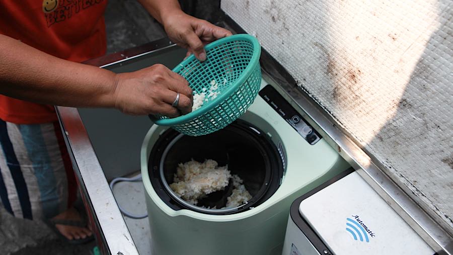KOMLING berkeliling menjemput sampah organik dari rumah-rumah warga untuk diolah menjadi kompos. (Bloomberg Technoz/Andrean Kristianto)