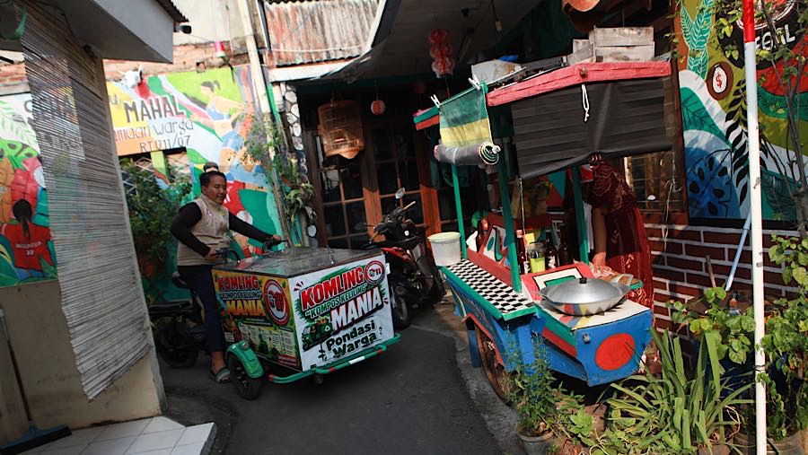 Relawan dengan gerobak Kompos Keliling (KOMLING) berkeliling di RT11/RW07, Gandaria Utara, Jakarta, Senin (6/7/2026). (Bloomberg Technoz/Andrean K)