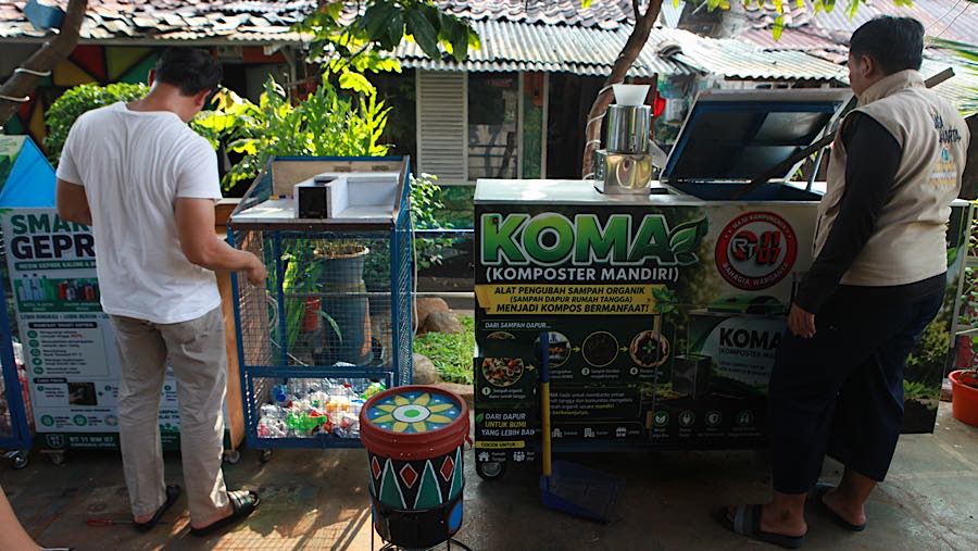 KOMLING berkeliling menjemput sampah organik dari rumah-rumah warga untuk diolah menjadi kompos. (Bloomberg Technoz/Andrean Kristianto)