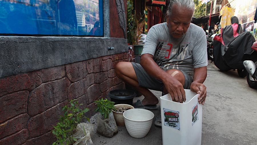 Hasil pengolahan sampah organik itu kemudian dimanfaatkan warga untuk mendukung ketahanan pangan di lingkungan tersebut. (Bloomberg Technoz/Andrean K)
