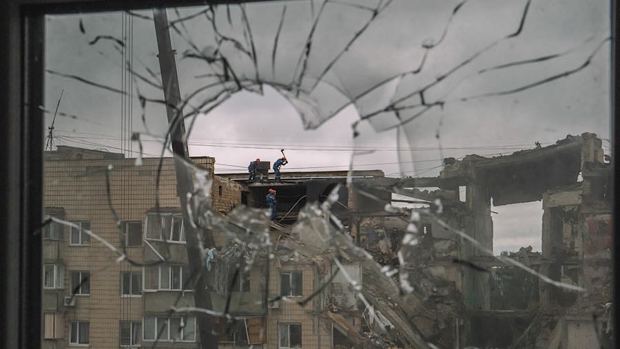 Srangan udara yang menghantam ibu kota Ukraina mengakibatkan 11 orang tewas dan 46 lainnya luka-luka. (Andrew Kravchenko/Bloomberg)