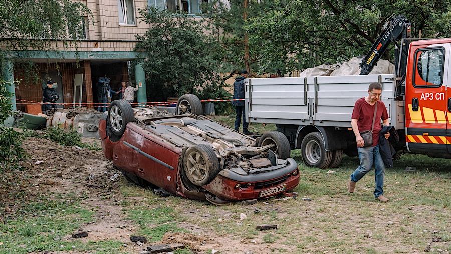 Warga berada di dekat gedung apartemenr untuh setelah serangan rudal oleh Rusia di Kyiv, Ukraina, Senin (6/7/2026). (Andrew Kravchenko/Bloomberg)