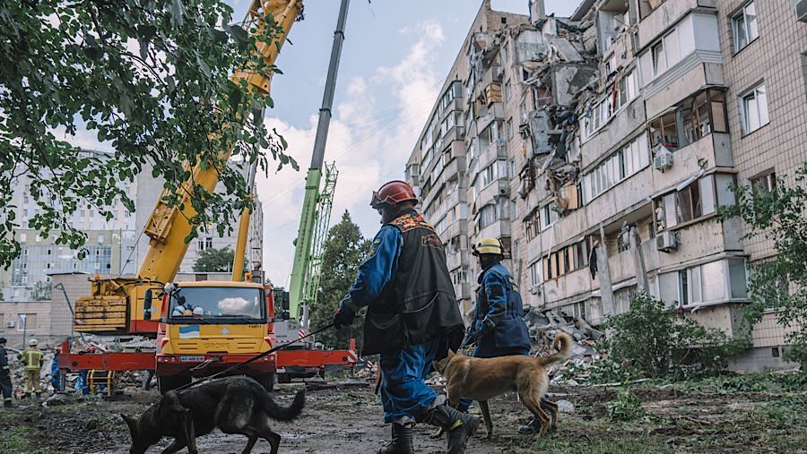 Petugas penyelamat berada di apartemen yang runtuh setelah serangan Rusia di Kyiv, Ukraina, Senin (6/7/2026). (Andrew Kravchenko/Bloomberg)