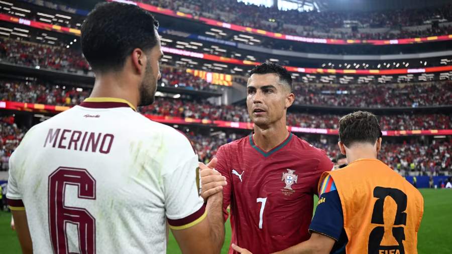 Cristiano Ronaldo ucapkan selamat pada Mikel Merino. dok: FIFA