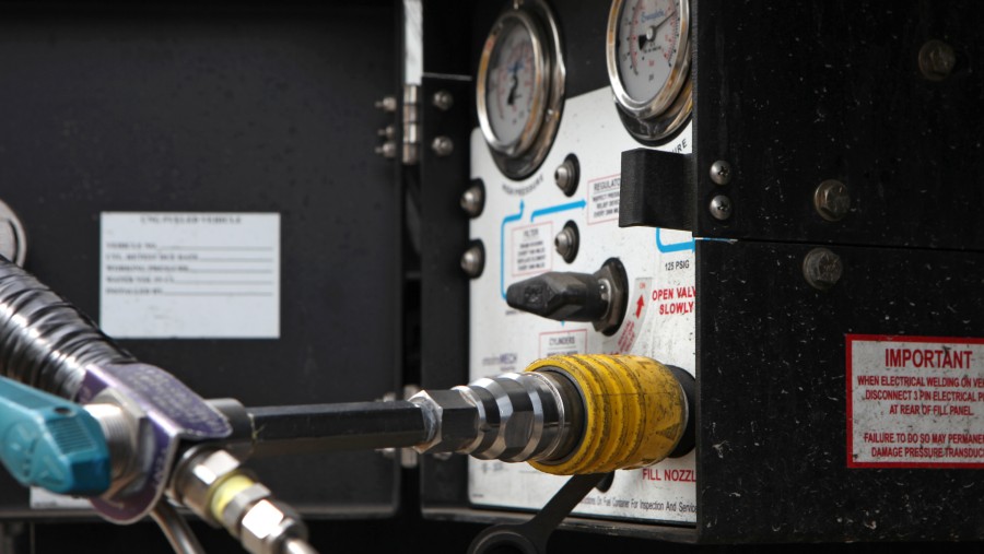 Saluran bahan bakar gas alam terkompresi (CNG)./Bloomberg-Rich Clement
