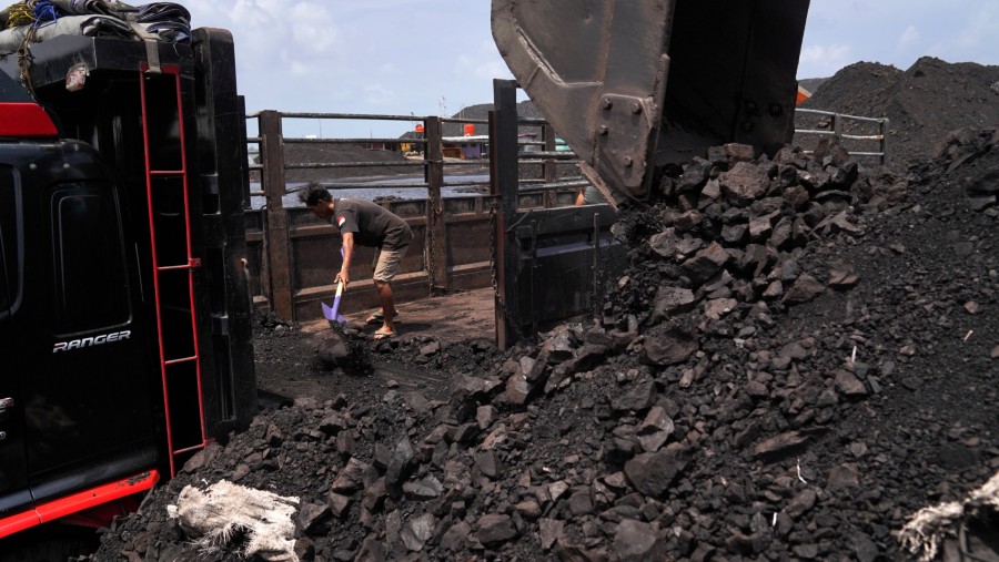 Batu bara diturunkan dari truk di Pelabuhan Karya Citra Nusantara (KCN) Marunda di Jakarta, Indonesia./Bloomberg-Dimas Ardian
